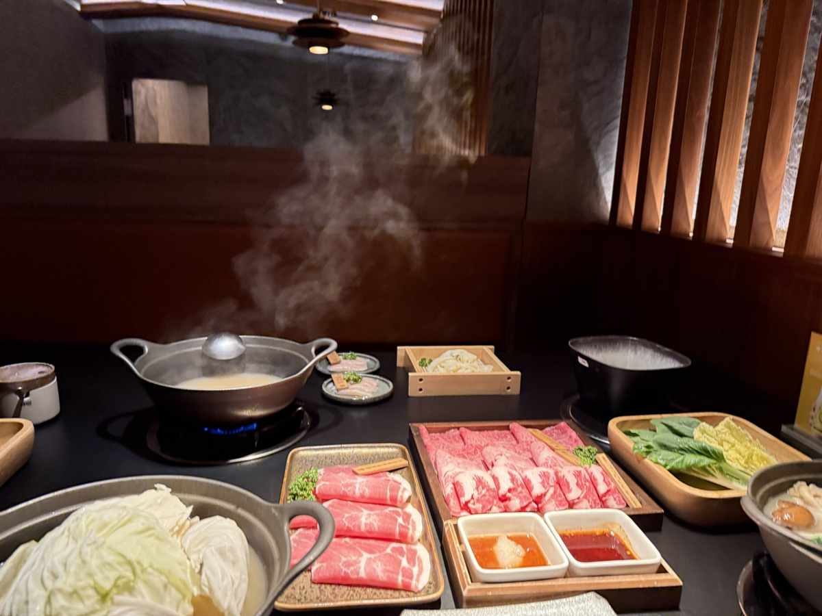日式鍋物 湯氣與肉盤